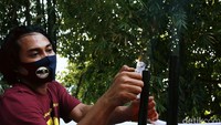Proses pemanfaatan sampah untuk dapat dimanfaatkan menjadi energi pun didemokan oleh sejumlah pekerja, di lokasi TOSS Gerakan Ciliwung Bersih, Jakarta, Selasa (01/09/2020).