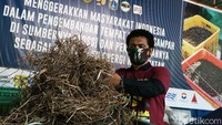 Sampah yang telah dipilah, dicacah kemudian diubah menjadi pelet agar lebih mudah digunakan.