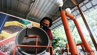 Pelet yang sudah kering pun siap digunakan oleh masyarakat khususnya yang menjual makanan. Pelet yang dihasilkan memiliki kalori 3.300-4.500 kcal/kg.