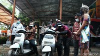 Direktur Utama Indonesia Power, M. Ahsin Sidqi bersama Direktur Pengelolaan Sampah KLHK, Novrizal Tahar, mencoba motor listrik yang telah diisi energi listriknya dari pemanfaatan sampah.
