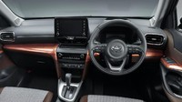 Beralih ke bagian interior, Modellista menawarkan paket kustom yang mewah, dengan sentuhan material kayu. Untuk panel set terdapat pilihan black woodgrain dan brown woodgrain. Foto: Modellista