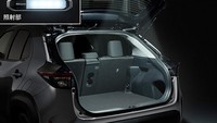 Untuk utilitas, pilihan paket aksesorinya ada lampu bagasi dan LED smart foot light, termasuk lampu LED untuk pelat nomor belakang. Foto: Modellista