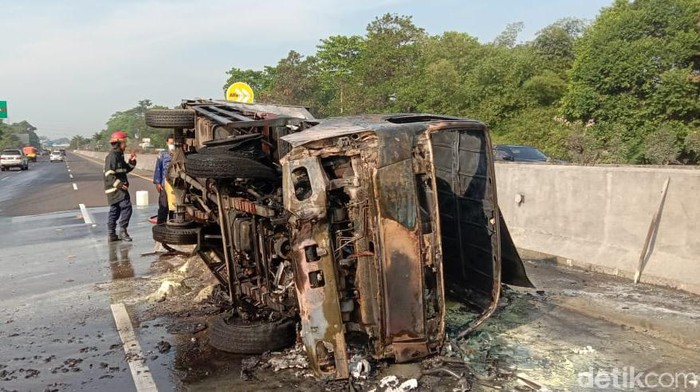 Truk muatan bahan kimia terguling dan terbakar di Tol Jagorawi