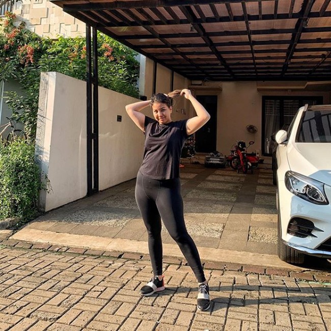 Tya Arestya juga mengungkapkan tips selanjutnya adalah memperbanyak minum air putih. Dalam sehari, dia bisa meneguk hingga 3 liter air. Jangan lupa juga tidur yang cukp. Foto: Instagram/@tya_ariestya