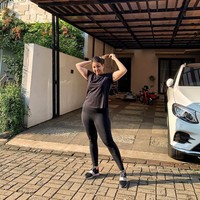 Tya Arestya juga mengungkapkan tips selanjutnya adalah memperbanyak minum air putih. Dalam sehari, dia bisa meneguk hingga 3 liter air. Jangan lupa juga tidur yang cukp. Foto: Instagram/@tya_ariestya