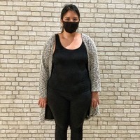 Selama dua bulan Tya Ariestya konsisten jalan kaki selama 45 menit. Dia juga menghindari konsumsi tepung, gula, santan, minyak dan saus kacang. Jadwal makannya lima kali sehari dan di luar itu dia tidak akan mengunyah makanan demi mengontrol nafsu makan. Foto: Instagram/@tya_ariestya