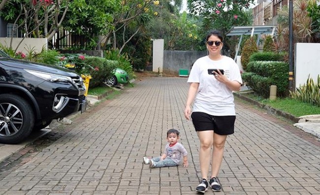 Tya Ariestya rutin jalan kaki selama 45 menit setiap hari. Biasanya ibu dua anak ini berjalan menyusuri area dalam rumah, kompleks perumahan atau di tempat manapun yang memungkinkan. Foto: Instagram/@tya_ariestya