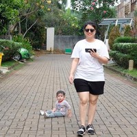 Tya Ariestya rutin jalan kaki selama 45 menit setiap hari. Biasanya ibu dua anak ini berjalan menyusuri area dalam rumah, kompleks perumahan atau di tempat manapun yang memungkinkan. Foto: Instagram/@tya_ariestya