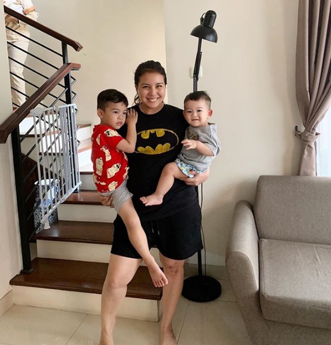 Setelah melahirkan anak kedua, bobot Tya Ariestya sempat menginjak di angka 80-an kg. Beratnya memang sempat turun ke 74 kg, namun setelah it tak kunjung turun. Sampai akhirnya wanita 34 tahun ini mengubah pola hidupnya. Foto: Instagram/@tya_ariestya