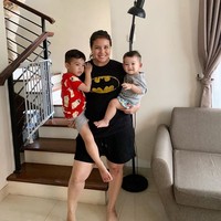 Setelah melahirkan anak kedua, bobot Tya Ariestya sempat menginjak di angka 80-an kg. Beratnya memang sempat turun ke 74 kg, namun setelah it tak kunjung turun. Sampai akhirnya wanita 34 tahun ini mengubah pola hidupnya. Foto: Instagram/@tya_ariestya