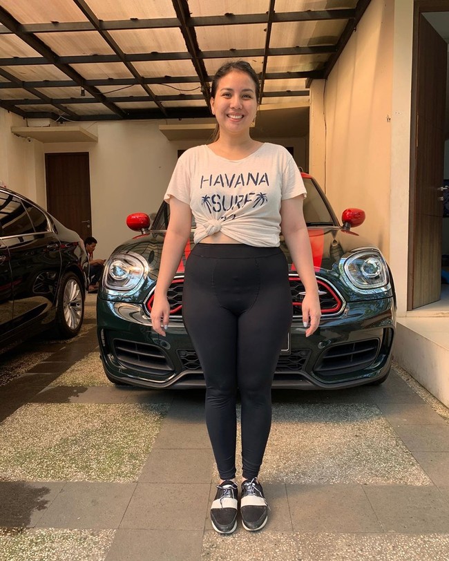 Jalan kaki selama 45 menit memiliki sejumlah manfaat bagi kesehatan tubuh. Beberapa di antaranya menyehatkan jantung dan membantu penurunan berat badan. Foto: Instagram/@tya_ariestya