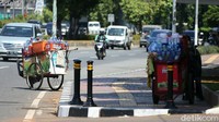 Trotoar yang dibangun untuk memberikan rasa aman dan nyaman bagi pejalan kaki yang melintas di kawasan itu justru digunakan oleh sejumlah PKL untuk berjualan.