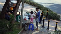 Kehadiran para PKL yang berjualan di atas trotoar membuat sebagian area trotoar tak dapat digunakan bagi para pejalan kaki.