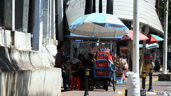 Trotoar yang dibangun untuk memberi rasa aman bagi pejalan kaki digunakan sejumlah PKL untuk berjualan. Hal itu terlihat di trotoar kawasan Taman Ria Senayan.