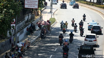 Waduh, PKL Kembali Jajah Trotoar Kawasan Senayan
