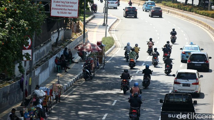 Waduh, PKL Jajah Trotoar di Kawasan Senayan Trotoar yang dibangun untuk memberi rasa aman bagi pejalan kaki digunakan sejumlah PKL untuk berjualan. Hal itu terlihat di trotoar kawasan Taman Ria Senayan.