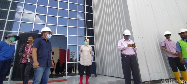 Sidak di PLTSA TPA Benowo, Surabaya, Jawa Timur, pada September lalu, Tri Rismaharini mengenakan blus coklat dan celana bahan hitam. Boots merah mencolok juga jadi andalannya. (Foto: Deny Prastyo Utomo)