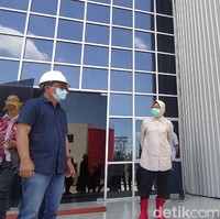 Sidak di PLTSA TPA Benowo, Surabaya, Jawa Timur, pada September lalu, Tri Rismaharini mengenakan blus coklat dan celana bahan hitam. Boots merah mencolok juga jadi andalannya. (Foto: Deny Prastyo Utomo)