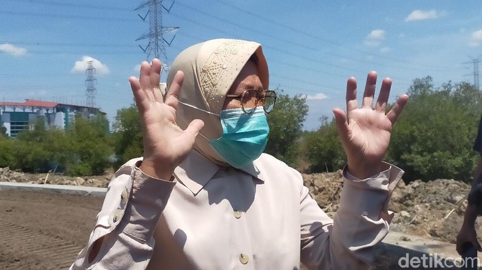 Menkopolhukam Mahfud MD menilai resesi ekonomi bagi Indonesia sulit dihindari. Namun Wali Kota Tri Rismaharini menyampaikan, perekonomian Surabaya akan positif hingga akhir tahun.