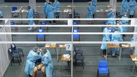 Lebih dari separuh dari 141 pusat tes komunitas di seluruh kota telah dipesan penuh untuk hari pertama mereka pada hari Selasa (1/9). Salah satu area yang menjadi lokasi tes virus Corona secara massal tersebut adalah Stadion Queen Elizabeth. AP Photo/Anthony Kwan.