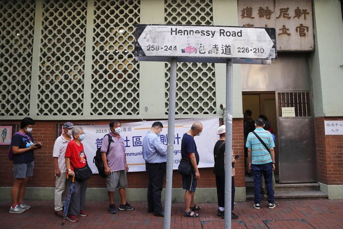 Hong Kong mulai melakukan tes virus Corona secara massal pada warganya. Hal itu dilakukan sebagai bagian dari upaya membasmi gelombang ketiga Corona.