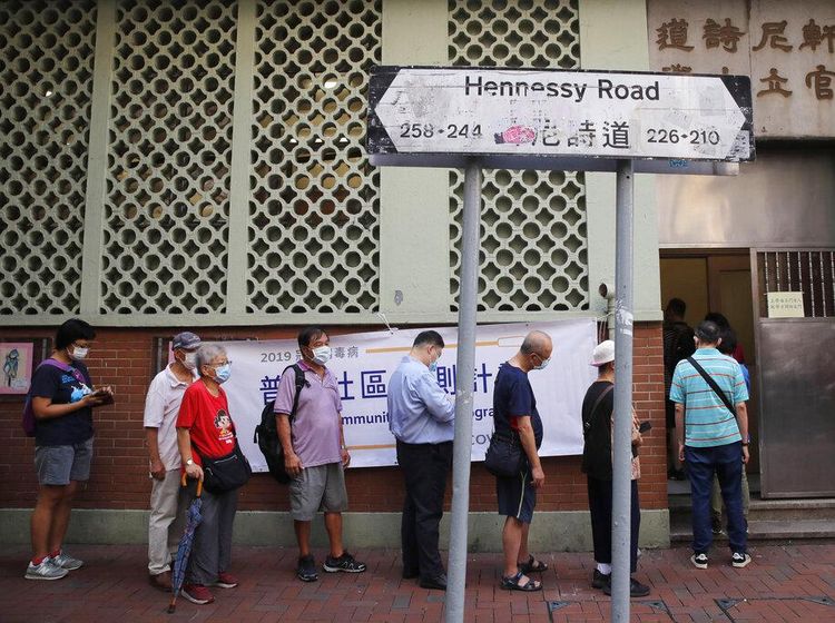 Warga Hong Kong Antre Tes Massal Untuk Hadapi Gelombang Ketiga Corona