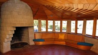 Seperti diketahui, nama Frank Lloyd Wright sudah tak asing lagi dalam bidang arsitektur dunia. Wright diketahui telah berhasil merancang ratusan bangunan dan beberapa diantaranya bahkan masuk dalam situs warisan dunia UNESCO. AP Photo/Ross D. Franklin, File.