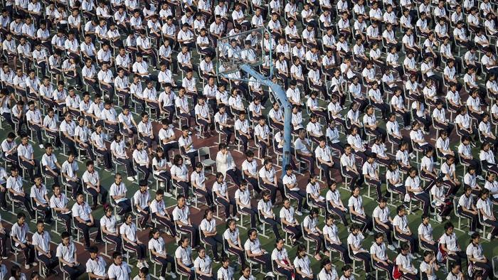 Wuhan Buka Semua Sekolah Sejak 7 Bulan Ditutup Pertama kali dibuka sejak 7 bulan, semua sekolah dan taman kanak-kanak kembali dibuka di Wuhan, China.