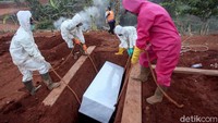 Laura juga menyoroti kebiasaan masyarakat yang masih abai dalam mematuhi protokol kesehatan. Hal ini, juga penyumbang terbesar angka positif COVID-19 yang kian bertambah. Ini juga menurutnya menjadi salah satunya sikap pemerintah yang kurang tegas.