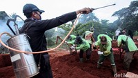 Waktu 6 bulan, lanjut Laura, bisa dimanfaatkan untuk mengevaluasi penanganan Corona. Dia menyarankan pemerintah bisa mulai mengedukasi masyarakat dengan sentuhan secara psikis.