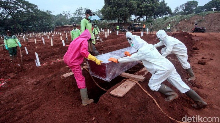 Terhitung sudah 6 bulan sejak pemerintah mengumumkan kasus Corona pertama di Indonesia pada 2 Maret lalu. Kini, Per 2 September angka kasus positif COVID-19 telah mencapai 180 ribuan jiwa. Sejumlah petugas mengubur jenazah COVID-19 di TPU Pondok Ranggon, Jakarta, Rabu (2/9/2020). Menurut petugas akhir-akhir ini aktivitas penguburan meningkat.