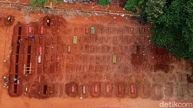 Terhitung sudah 6 bulan sejak pemerintah mengumumkan kasus Corona pertama di Indonesia pada 2 Maret lalu. Kini, Per 2 September angka kasus positif COVID-19 telah mencapai 180 ribuan jiwa.Sejumlah petugas mengubur jenazah COVID-19 di TPU Pondok Ranggon, Jakarta Timur, Rabu (2/9/2020). Menurut petugas akhir-akhir ini aktivitas penguburan semakin meningkat seiring dengan meningkatnya angka kasus positif COVID-19.