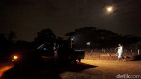 Petugas penguburan harus mendedikasikan diri dan meluangkan waktunya selama 24 jam. Untuk mengatasi pandemi sebenarnya WHO sudah menyarankan testing, pelacakan yang masif, dan isolasi, serta menggunakan masker, mencuci tangan, juga menjaga jarak (3M). Sayangnya masih banyak masyarakat Indonesia yang abai dan tak sadar akan protokol kesehatan.