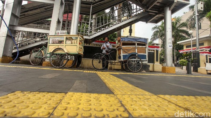 Pemprov DKI Jakarta berencana memfasilitasi para pelaku usaha mikro, kecil, dan menengah (UMKM) agar bisa berjualan di trotoar jalan-jalan utama di Ibu Kota.