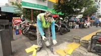Bendahara Fraksi NasDem DPRD DKI Jakarta Ahmad Lukman Jupiter mengkritik rencana Pemprov DKI Jakarta yang akan memfasilitasi pelaku usaha mikro, kecil, dan menengah (UMKM) agar bisa berjualan di trotoar. Menurutnya, kebijakan tersebut merupakan hal yang keliru.