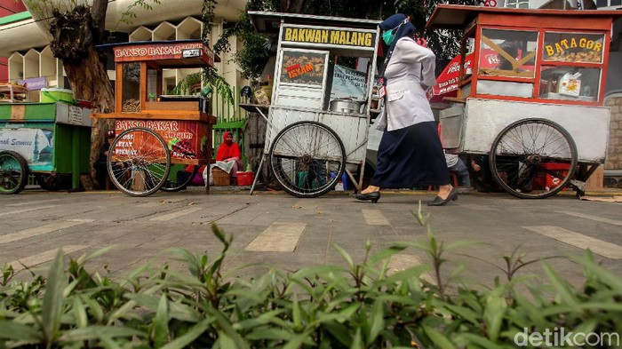 Anies Bakal Fasilitasi UMKM Jualan di Trotoar Pemprov DKI Jakarta berencana memfasilitasi para pelaku usaha mikro, kecil, dan menengah (UMKM) agar bisa berjualan di trotoar jalan-jalan utama di Ibu Kota.