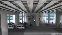 Suasana di area parkiran bandara yang tergabung langsung dengan area lobi.