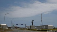 Bandara Internasional Yogyakarta telah resmi beroperasi sejak 6 Mei 2019 dengan melayani 13 rute penerbangan domestik. Di area depan bandara kita akan disambut patung perempuan raksasa setinggi 9 meter yang diberi nama Hamemayu Hayuningrat yang berarti Ibu Bumi Bapak Angkasa.