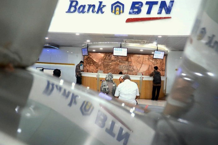Bank BTN Salurkan Subsidi Gaji Seorang nasabah melakukan penarikan dana subsidi gaji di teller Bank BTN cabang Harmoni di Jakarta, Selasa (2/9). PT Bank Tabungan Negara (Persero) Tbk. didapuk menjadi salah satu Bank penyalur subsidi gaji oleh Pemerintah. Subsidi gaji merupakan salah satu program Pemulihan Ekonomi Nasional yang dirilis pemerintah tanggal 27 Agustus 2020 dimana per awal September ini Bank BTN telah menyalurkan subsidi gaji kepada lebih dari 209.325 pekerja dengan nilai lebih dari Rp 251 miliar.