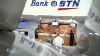 Nasabah mulai melakukan penarikan dana subsidi gaji di teller Bank BTN cabang Harmoni di Jakarta, Selasa (2/9). dok. Bank BTN