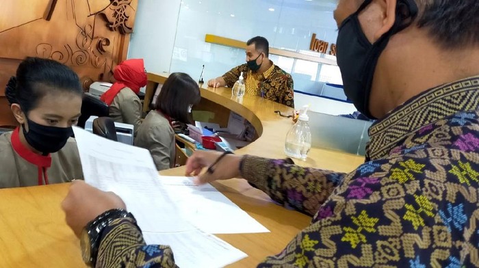 Seorang nasabah melakukan penarikan dana subsidi gaji di teller Bank BTN cabang Harmoni di Jakarta, Selasa (2/9). PT Bank Tabungan Negara (Persero) Tbk. didapuk menjadi salah satu Bank penyalur subsidi gaji oleh Pemerintah. Subsidi gaji merupakan salah satu program Pemulihan Ekonomi Nasional yang dirilis pemerintah tanggal 27 Agustus 2020 dimana per awal September ini Bank BTN telah menyalurkan subsidi gaji kepada lebih dari 209.325 pekerja dengan nilai lebih dari Rp 251 miliar.