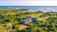 Pembelian ini telah lama direncanakan sejak keluarga Obama melalui musim panas di Marthas Vineyard. Pulau ini telah lama menjadi pusat politisi AS membeli rumah mewah untuk berlibur. (Mansionglobal.com)