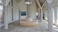 Area ruang tamu ada dua ruangan. Fasilitas sofa bulat yang dimanjakan dengan pemandangan ke luar rumah. (Mansionglobal.com)
