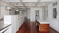 Ada dapur koki dengan penyimpanan built-in yang cukup dan ruang makan melingkar formal yang menghadap ke halaman dan kolam. (Mansionglobal.com)