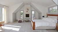 Fasilitas kamar utama tak kalah mewah. Kamar itu menawarkan perapian, tempat berjemur pribadi dan pemandangan air. (Mansionglobal.com)
