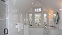 Kamar mandi didesain dengan warga putih yang merupakan warna utama rumah baru Obama. (Mansionglobal.com)