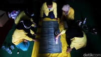 Sejumlah mahasiswa magang dari Universitas Negeri Semarang jurusan Bahasa dan Sastra tampak mencoba merestorasi naskah kuno yang tersimpan di Perpustakaan Pura Mangkunegaran, Solo.