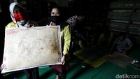 Para mahasiswa magang tersebut diajarkan tata cara merestorasi naskah kuno dengan aman di perpustakaan tersebut.