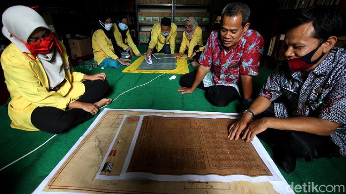 Begini Proses Restorasi Naskah Kuno yang Bersejarah Perawatan atau pemeliharaan naskah kuno tak bisa dilakukan sembarangan. Ada sejumlah hal yang harus diperhatikan saat merestorasi naskah kuno yang bersejarah.