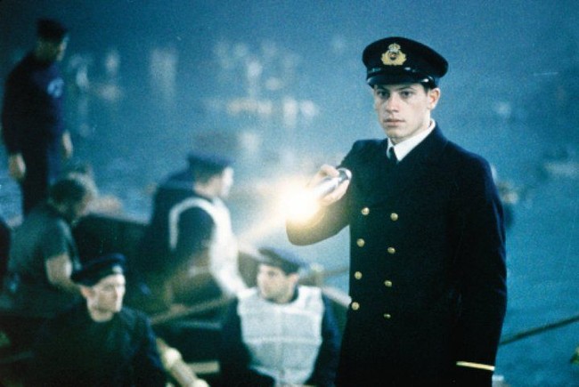 Masih ingat petugas kapal Harold Lowe yang ikonik di Titanic? Ioan Gruffudd memerankan karakter itu saat usianya 24 tahun. Foto: Dok. Paramount Pictures